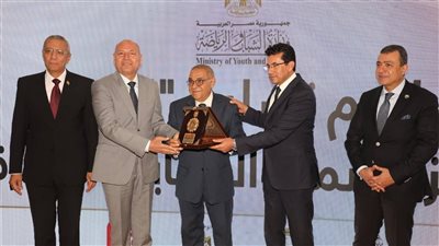 وزير الرياضة ومحافظ القاهرة يشهدان منح مركز التنمية الشبابية بالجزيرة 9001 iso