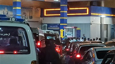 قبل تطبيق زيادة البنزين والسولار غدًا الجمعة.. زحام على محطات الوقود بالأقصر