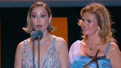يسرا عن تسليمها التكريم لـ منة شلبي بمهرجان الجونة : فنانة لامست قلوبنا