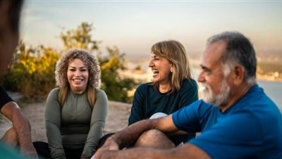 الأصدقاء سر العمر الطويل.. الروابط الاجتماعية تبطئ الشيخوخة وتحسن المزاج 	