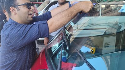 وضع ملصقات بالتعريفه الجديدة علي سيارات الأجرة بالإسكندرية  