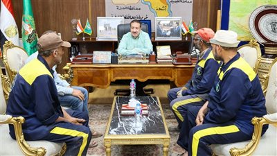 محافظ المنوفية يلتقي عمال النظافة ويقرر صرف مكافآت مالية وعينية