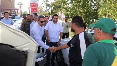 محافظ السويس يتفقد محطات الوقود ويشدد على التزام السائقين بالتعريفة الجديدة