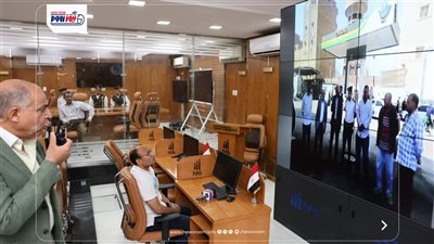 محافظ المنيا يتابع من مركز السيطرة انتظام العمل بمحطات الوقود ومواقف سيارات 