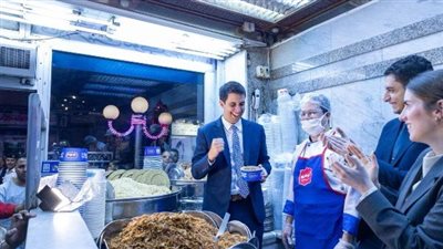 الأمين العام المساعد للأمم المتحدة يستمتع بتناول الكشري في وسط البلد