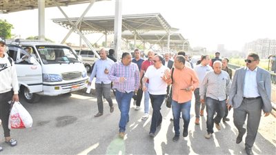 محافظ أسيوط يتفقد المواقف ومحطات الوقود لمتابعة تطبيق التعريفة الجديدة