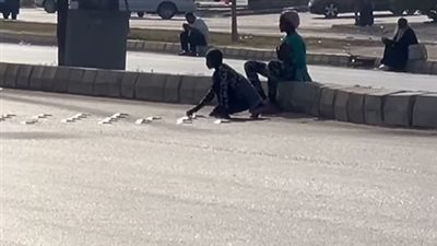 الأمن يفحص فيديو شخصين سوداني الجنسية يخلعون مطبات طريق الواحات لبيعها