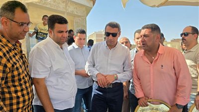 محافظ السويس يتفقد معرض بيع الأسماك ضمن ختام مهرجان صيد الأسماك الأول