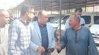 رئيس نجع حمادي يتفقد مجمع المواقف بعد رفع أسعار المحروقات لضمان الانضباط