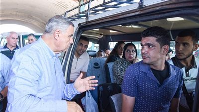 محافظ الإسكندرية يتفقد المواقف ميدانيًا بعد ساعات من تطبيق تعريفة الركوب 