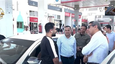 محافظ السويس: لا شكاوى أو زحام بمحطات الوقود.. وفرق ميدانية لضبط الأسعار