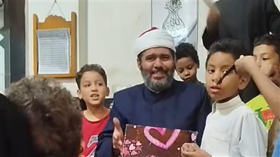 إمام مسجد بالأقصر يكرم الأطفال بهدايا لتشجيع حفظ القرآن والقيم الدينية