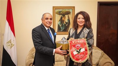 بعثة الأهلي تلبي دعوة السفيرة المصرية ببوروندي.. وشوقي يهديها درع وعلم النادي