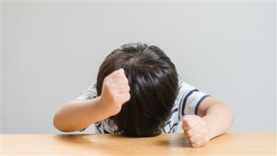 لماذا يغضب طفلك بسرعة؟ الأسباب الخفية وراء نوبات الغضب عند الأطفال 	