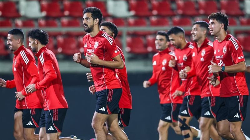 فريق الكرة بالنادي