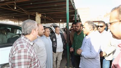 محافظ الشرقية يتفقد مواقف سيارات الأجرة العمومية بمركزي منيا القمح والزقازيق