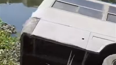 العناية الإلهية تنقذ سائق بعد سقوط أتوبيس شركة بترعة المريوطية 