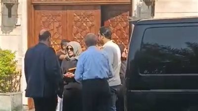 القلوب تدمع.. انهيار الدكتورة هالة زايد اثناء تشييع جنازة والدتها 