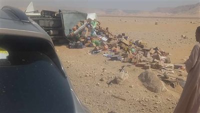 انقلاب سيارة نقل محملة بالمواد الغذائية في طريق نجع حمادي قنا الصحراوي