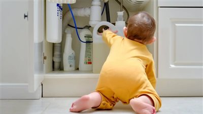 قبل أن يبدأ الزحف.. نصائح لجعل المنزل بيئة آمنة لرضيعك 	