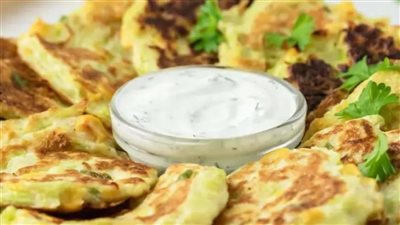 ابدئي يومك بفطور صحي: فطائر الذرة والكوسا النباتية الطرية واللذيذة  