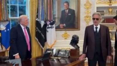 الفنان أندريا بوتشيلي يغني أمام الرئيس الأمريكي ترامب في البيت الأبيض 