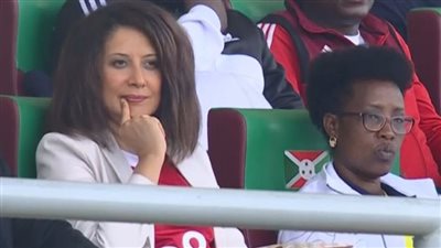 سفيرة مصر ببوروندي تدعم الأهلي بإرتداء قميصه في المدرجات أمام إيجل نوار
