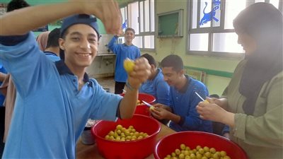 ليمون معصفر.. طلاب السادات الثانوية يتعلمون “صناعة المخللات” داخل حصة تطبيقية