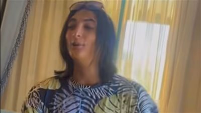 خبير تجميل يبدع في أغنية أسماء الله الحسنى أثناء وضع المكياج للعروس