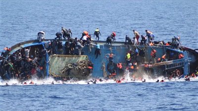 غرق مركب تضم مهاجرين غير شرعيين مصريين قبالة سواحل إيطاليا