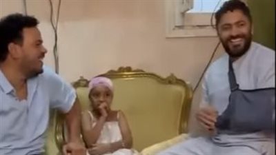 رحلتنا مع ليلى القمر.. تامر حسني يوثق لحظات زيارته لمحاربة السرطان بالقليوبية