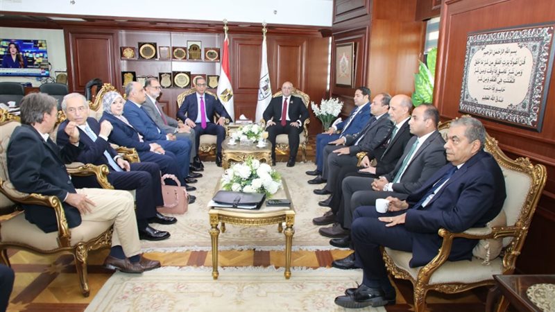 محافظ بنى سويف وعدد