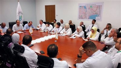 مدير الرعاية الصحية بالسويس يجتمع مع قيادات والعاملين بمستشفيات الهيئة
