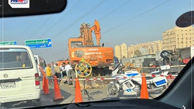 توقف الطريق الدائري في المعادي بالاتجاهين بسبب كسر ماسورة مياه ضخمة