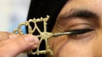 ما حكم غسل الوجه عند الوضوء مع وجود الكحل؟.. دار الإفتاء توضح