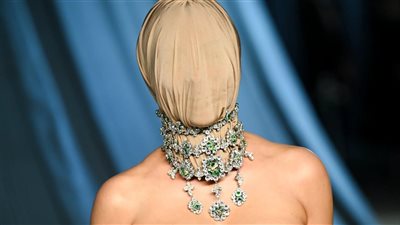 كيم كارداشيان تبهر الجميع بإطلالة مخفية بالكامل في حفل متحف الأكاديمية