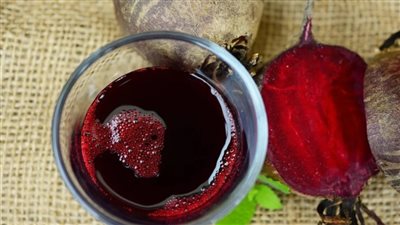 فوائد عصير الشمندر الأحمر للنساء..سر الجمال والصحة في كوب واحد