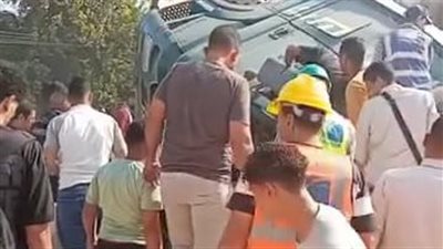 انقلاب سيارة نقل ثقيل مُحملة بالقمح على نزلة الاقليمي بالمنوفية 