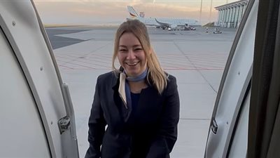 قص أظافر القدمين ورفض مساعدة مريض..مضيفة طيران تكشف أسوأ تصرفات الركاب