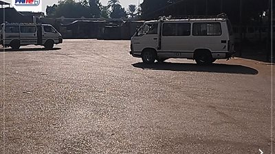 الهدوء يسود مجمع مواقف قنا في أول أيام الأسبوع الدراسي بعد التعريفة الجديدة