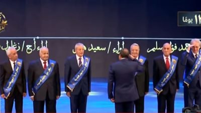 الرئيس السيسي يقدم التحية العسكرية لأبطال حرب أكتوبر خلال الندوة التثقيفية 
