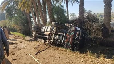 مصرع شخص في انقلاب سيارة نقل تنقل طوب بمركز ابنوب بأسيوط 