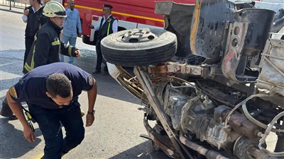 انقلاب سيارة نقل محملة بمخلفات بناء بمحور شينزو آبي بمدينة نصر