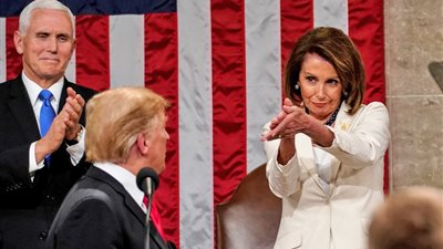 حطمت تاجًا.. نانسي بيلوسي تشارك في مظاهرات أمريكا