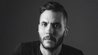 بدء مراسم جنازة والدة أمير عيد من مسجد الفاروق في المعادي .. صور وفيديو