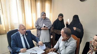 لجنة برئاسة السكرتير العام المساعد تسكن الأسر الأولى بالرعاية بعزبة البرج