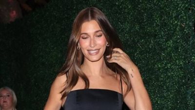 العارضة هايلي بيبر ترتدي فستان أسود مستوحاة من التسعينيات