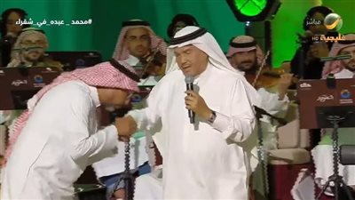 هاني فرحات يرد على منتقدي صورته مع محمد عبده: «فخور إني جنبه»