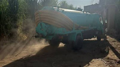 ضبط سيارة كسح مخالفة تلقي حمولتها بأحد الترع في قنا 