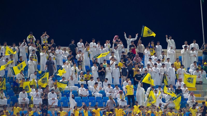 جماهير التعاون تحتفل